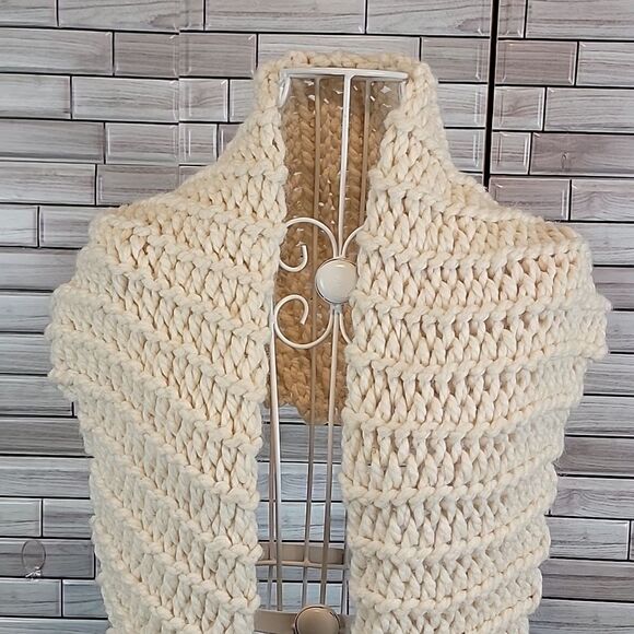 Handmade chunky knit scarf in a cape style - Picture 2 of 9